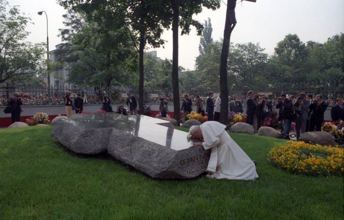 Jan Paweł II na grobie Popiełuszki