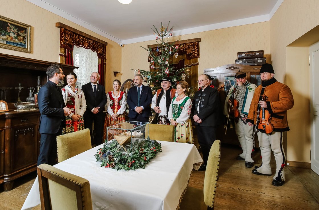 Wernisaż wystawy "Małe Wielkie Wadowice" i choinka w Domu Rodzinnym