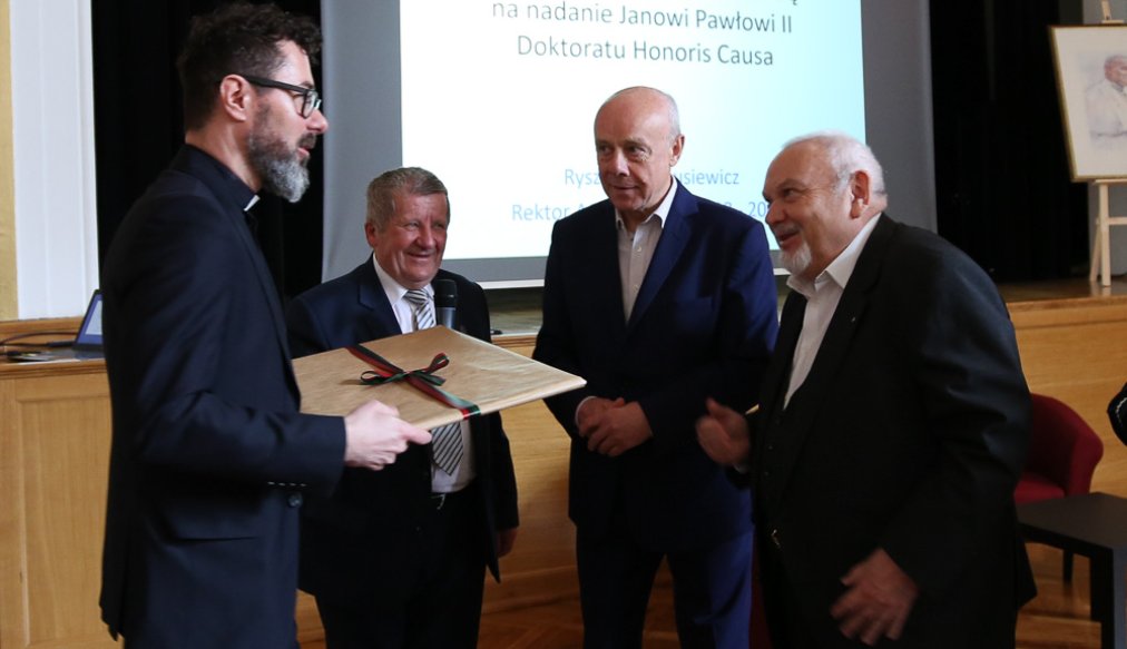 Wręczenie kopii dyplomu honoris causa dla Jana Pawła II
