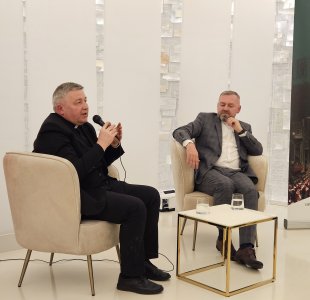 Prelegenci uczestniczący w spotkaniu dotyczącym Soboru Watykańskiego II