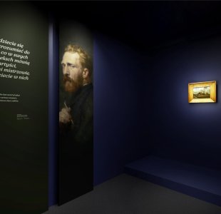Wizualizacja wystawy obrazu Vincenta van Gogha „Wiejskie chaty pośród drzew”. Ekspozycja znajduje się w ciemnym, elegancko oświetlonym pomieszczeniu o granatowych ścianach. Po lewej stronie widoczny jest portret van Gogha oraz cytat w języku polskim i angielskim: „Jeśli będziecie się starali zrozumieć do głębi to, co w swych arcydziełach mówią wielcy artyści, poważni mistrzowie, odnajdziecie w nich Boga” / „Try to understand the last word of what the great artists, the serious masters, say in their masterpieces; there will be God in it”. Na przeciwległej ścianie wisi jedyny, mały, ale wyeksponowany obraz w złotej ramie — „Wiejskie chaty pośród drzew” — podświetlony skupionym światłem.