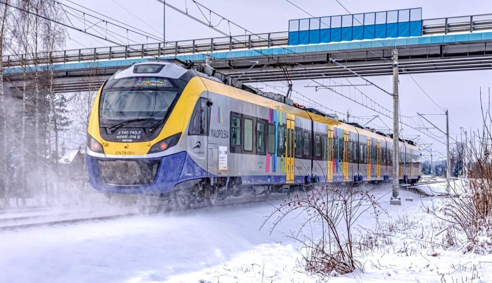 zdjęcie przedstawia pociąg w kolorach Małopolski
