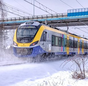 zdjęcie przedstawia pociąg w kolorach Małopolski