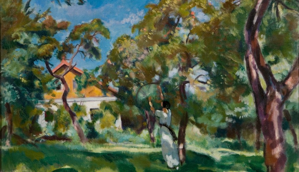 Wojciech Weiss, Renia w sadzie, 1917, olej na płótnie (fragment). Obraz przedstawia młodą kobietę stojącą w sadzie pośród kwitnącej zieleni. Ubrana jest w jasną suknię i szeroki kapelusz, a jej sylwetka subtelnie wtapia się w rozświetlony słońcem krajobraz. W tle widoczne są drzewa owocowe i miękkie, impresyjne plamy światła. Całość utrzymana jest w pogodnej, pełnej spokoju atmosferze, charakterystycznej dla malarstwa Wojciecha Weissa z tego okresu.