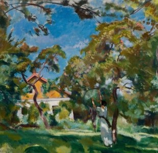 Wojciech Weiss, Renia w sadzie, 1917, olej na płótnie (fragment). Obraz przedstawia młodą kobietę stojącą w sadzie pośród kwitnącej zieleni. Ubrana jest w jasną suknię i szeroki kapelusz, a jej sylwetka subtelnie wtapia się w rozświetlony słońcem krajobraz. W tle widoczne są drzewa owocowe i miękkie, impresyjne plamy światła. Całość utrzymana jest w pogodnej, pełnej spokoju atmosferze, charakterystycznej dla malarstwa Wojciecha Weissa z tego okresu.