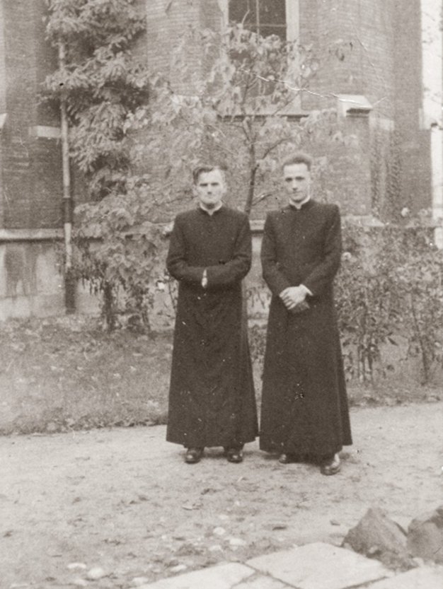 Karol Wojtyła jako młody ksiądz w ogrodzie seminarium duchownego