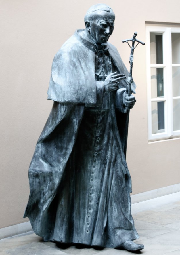 Figura Jana Pawła II na dziedzińcu muzeum