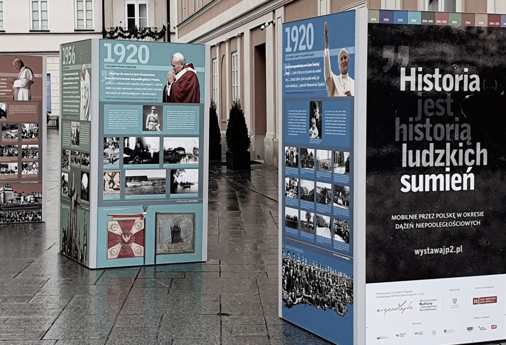 Wystawa Historia jest historią ludzkich sumień na wadowickim rynku