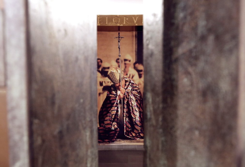 Spojrzenie przez Drzwi Święte na fotografię Jana Pawła II z 1999 roku.