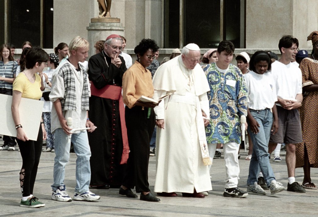 Spotkanie Jana Pawła II z młodzieżą świata podczas ŚDM w Paryżu 1997 w roku