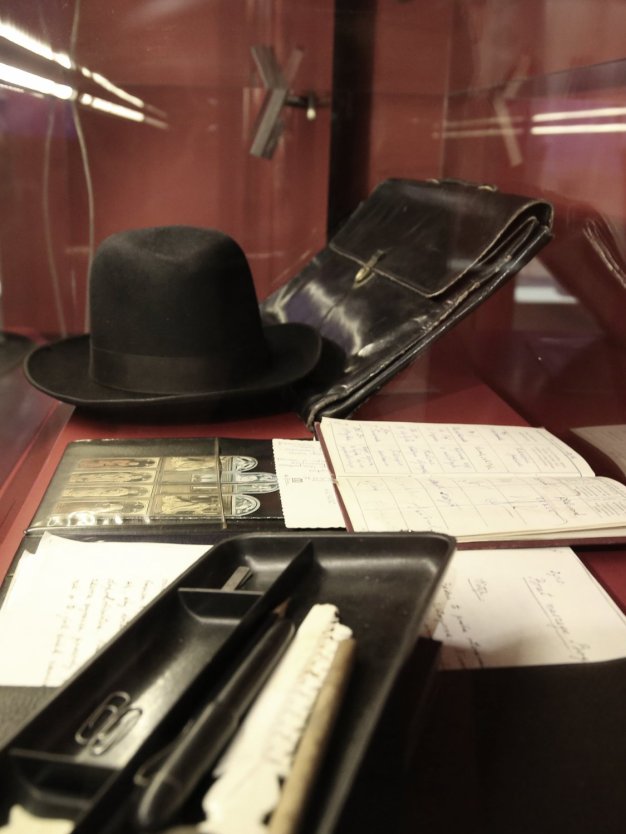 Fragment ekspozycji stałej opowiadający o działalności naukowej Wojtyły. Na fotografii między innymi kapelusz i teczka Wojtyły