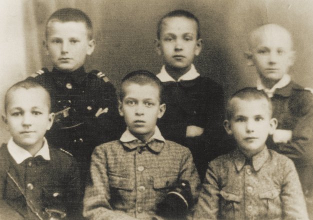 Karol Wojtyła z kolegami szkolnymi