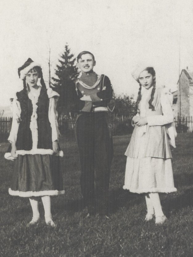 Karol Wojtyła (in the middle) with Danusia Pukło and Halina Królikiewicz