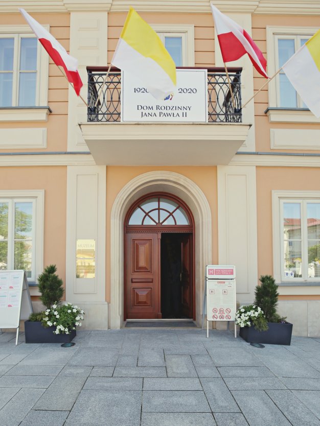 Wejście do Muzeum Dom Rodzinny Ojca Świętego Jana Pawła II w Wadowicach